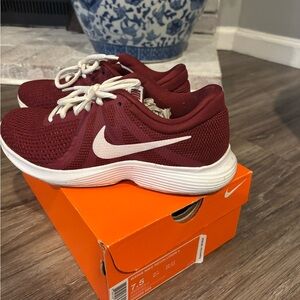 Nike Revolution 4 running sneakers